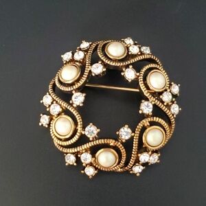 Vintage Monet Gold Rhinstone and Pearl Wreath Ring Brooch